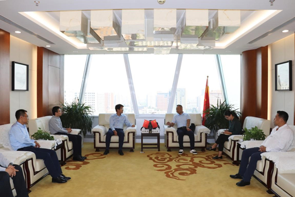 集团总经理王保国与六安市高新技术产业开发区副书记聂云滨亲切交谈_600.jpg