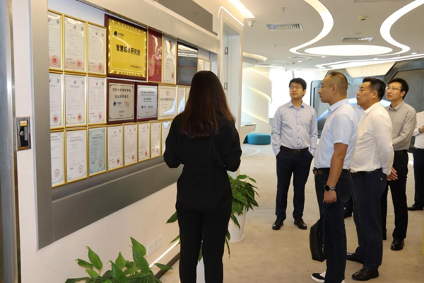 六安市高新技术产业开发区领导参观北京城房科技集团荣誉成果_600.jpg