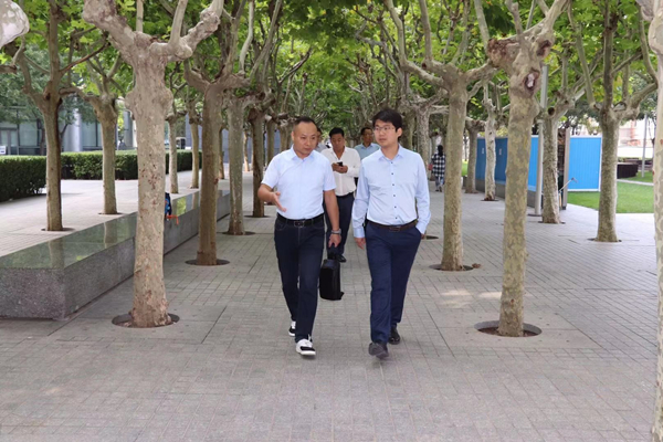 双方领导共同参观融科资讯中心1_600.jpg